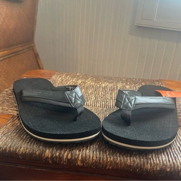 Black Flip Flops with Quilted Strap with Arch Support Size 8 - Picture 5 of 11